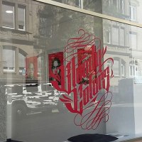 Schaufenster der Bloody Colors Gallery mit rotem Schriftzug und Spiegelung der gegenüberliegenden Gebäude., © Horst Krick Schaufenster der Bloody Colors Gallery mit rotem Schriftzug und Spiegelung der gegenüberliegenden Gebäude., © Horst Krick