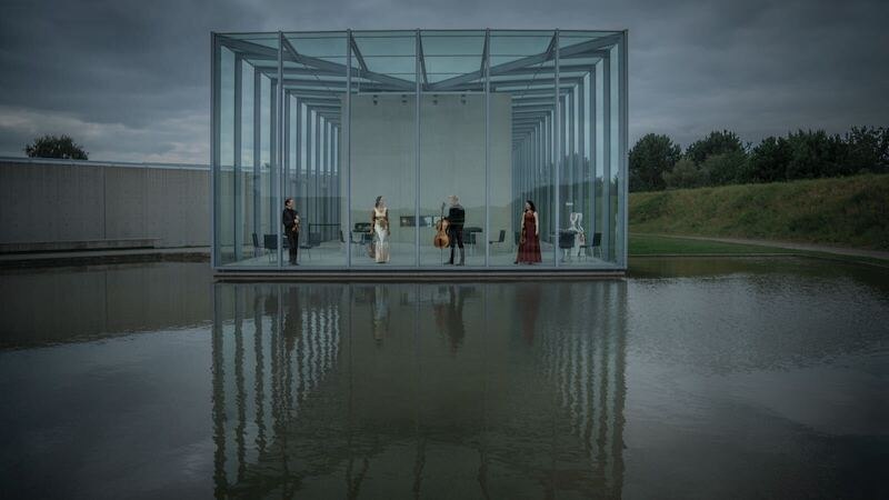 Ein Glaspavillon mit Musikern des Minguet Quartetts, umgeben von Wasser, unter einem bewölkten Himmel., © Stadtverwaltung Kirchheim unter Teck - Kulturring