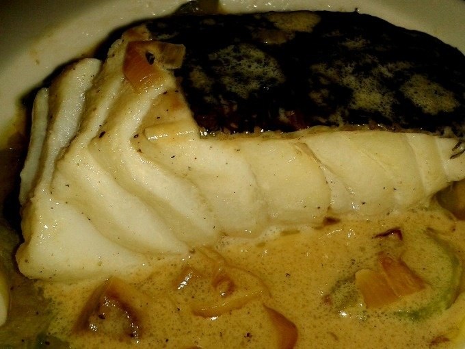Fischfilet mit dunkler Haut in cremiger Sauce, garniert mit Zwiebelst&uuml;cken. Nahaufnahme aus einem Kochkurs in Stuttgart-Hedelfingen., &copy; Kultweine-Kochwelten-Kunst&uuml;cke - Kochschule Sonja Lenz