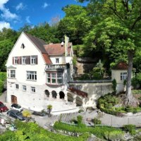 Die Villa Seiz thront majest&auml;tisch auf einem H&uuml;gel, umgeben von &uuml;ppigem Gr&uuml;n und einem gepflegten Garten. Ein idyllisches Refugium mit historischem Charme., &copy; Touristik und Marketing GmbH