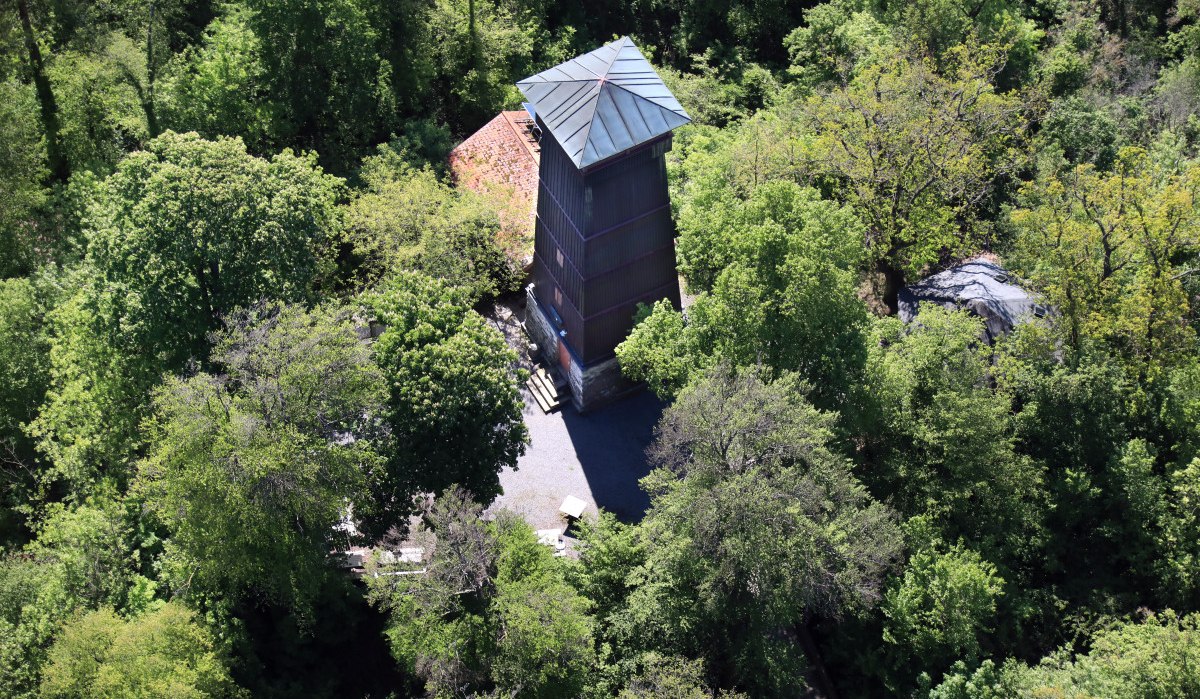 Luftaufnahme eines Turms, umgeben von dichtem Wald. Der Turm hat ein spitzes Dach und steht auf einem gepflasterten Platz., © Land der 1000 Hügel - Kraichgau-Stromberg Luftaufnahme eines Turms, umgeben von dichtem Wald. Der Turm hat ein spitzes Dach und steht auf einem gepflasterten Platz., © Land der 1000 Hügel - Kraichgau-Stromberg