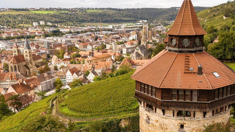 Panoramablick auf Esslingen mit einem historischen Turm im Vordergrund und Weinbergen im Hintergrund., © Stuttgart-Marketing GmbH, Sarah Schmid
