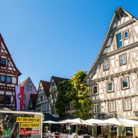 Das historische Fachwerk-Rathaus von Besigheim am Marktplatz, umgeben von Fachwerkhäusern und einem Brunnen, bei strahlend blauem Himmel., © Stuttgart-Marketing GmbH, Sarah Schmid Das historische Fachwerk-Rathaus von Besigheim am Marktplatz, umgeben von Fachwerkhäusern und einem Brunnen, bei strahlend blauem Himmel., © Stuttgart-Marketing GmbH, Sarah Schmid
