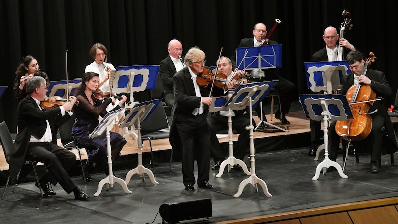 Ein klassisches Ensemble spielt auf einer B&uuml;hne. Musiker in formeller Kleidung mit Streich- und Blasinstrumenten, Notenst&auml;nder vor ihnen., &copy; Stadt Leinfelden-Echterdingen, Kulturamt