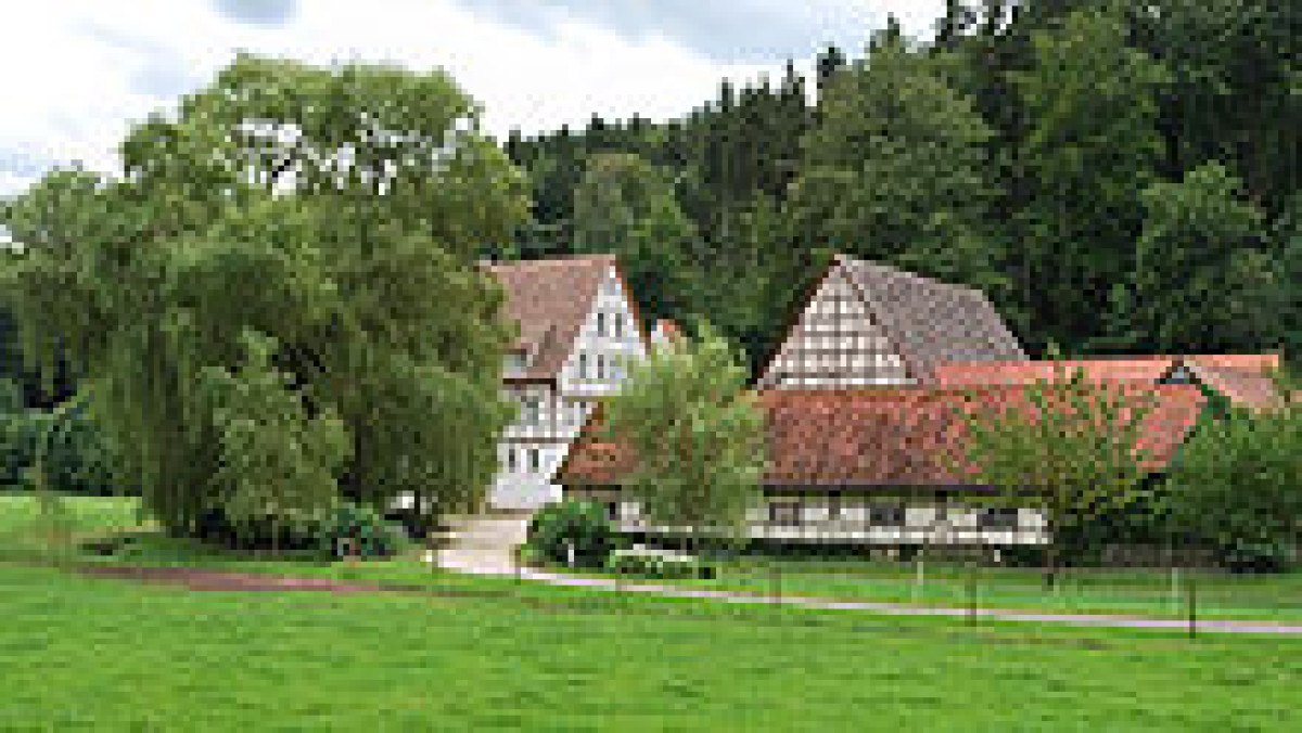Fachwerkhäuser in idyllischer Landschaft, umgeben von Bäumen und grüner Wiese. Ein Weg führt zu den Gebäuden., © Natur.Nah. Schönbuch & Heckengäu Fachwerkhäuser in idyllischer Landschaft, umgeben von Bäumen und grüner Wiese. Ein Weg führt zu den Gebäuden., © Natur.Nah. Schönbuch & Heckengäu