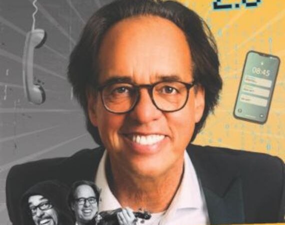 Plakat f&uuml;r Christoph Sonntags Show 'AZNZ 2.0' mit seinem Portr&auml;t, einem Handy und dem Slogan 'Der Kult ist zur&uuml;ck!'. Alte Zeiten treffen neue Zeiten., &copy; Stadthalle Leonberg