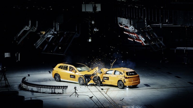 Zwei gelbe Autos kollidieren frontal in einem Crashtest-Labor. Funken fliegen, während Kameras den Aufprall festhalten., © Mercedes-Benz AG Zwei gelbe Autos kollidieren frontal in einem Crashtest-Labor. Funken fliegen, während Kameras den Aufprall festhalten., © Mercedes-Benz AG