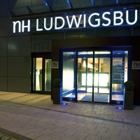 Eingang des NH Hotels in Ludwigsburg bei Nacht, beleuchtet mit blauem Licht. Der Schriftzug 'NH LUDWIGSBURG' ist gut sichtbar., © NH Ludwigsburg Eingang des NH Hotels in Ludwigsburg bei Nacht, beleuchtet mit blauem Licht. Der Schriftzug 'NH LUDWIGSBURG' ist gut sichtbar., © NH Ludwigsburg