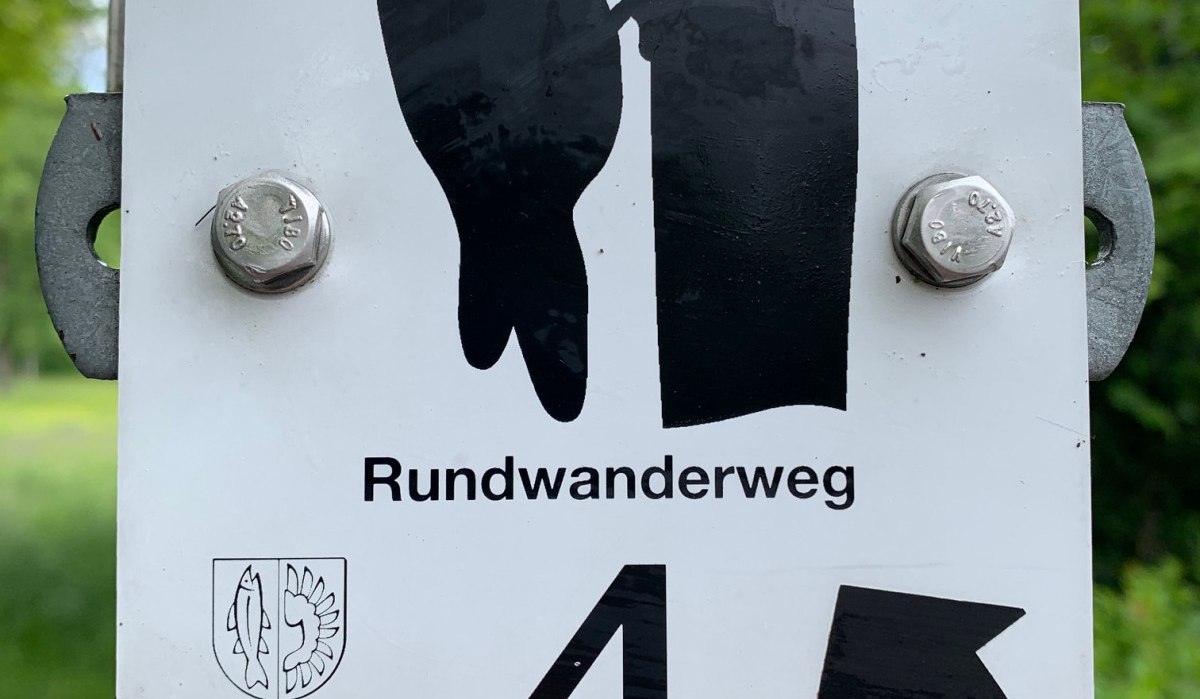 Schild mit Specht-Symbol für Rundwanderweg 4 in Remseck am Neckar, befestigt an einem Pfosten.