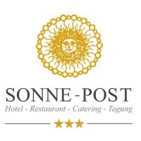 Logo des Hotels Sonne-Post mit einer stilisierten Sonne und den Worten "Hotel - Restaurant - Catering - Tagung" sowie drei Sternen., © Hotel Sonne-Post Logo des Hotels Sonne-Post mit einer stilisierten Sonne und den Worten "Hotel - Restaurant - Catering - Tagung" sowie drei Sternen., © Hotel Sonne-Post