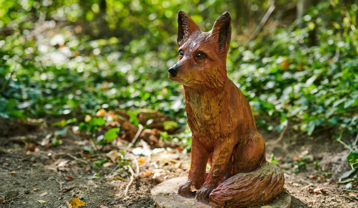 Holzskulptur am Erlebnispfad Tiere, &copy; Natur.Nah. Sch&ouml;nbuch & Heckeng&auml;u