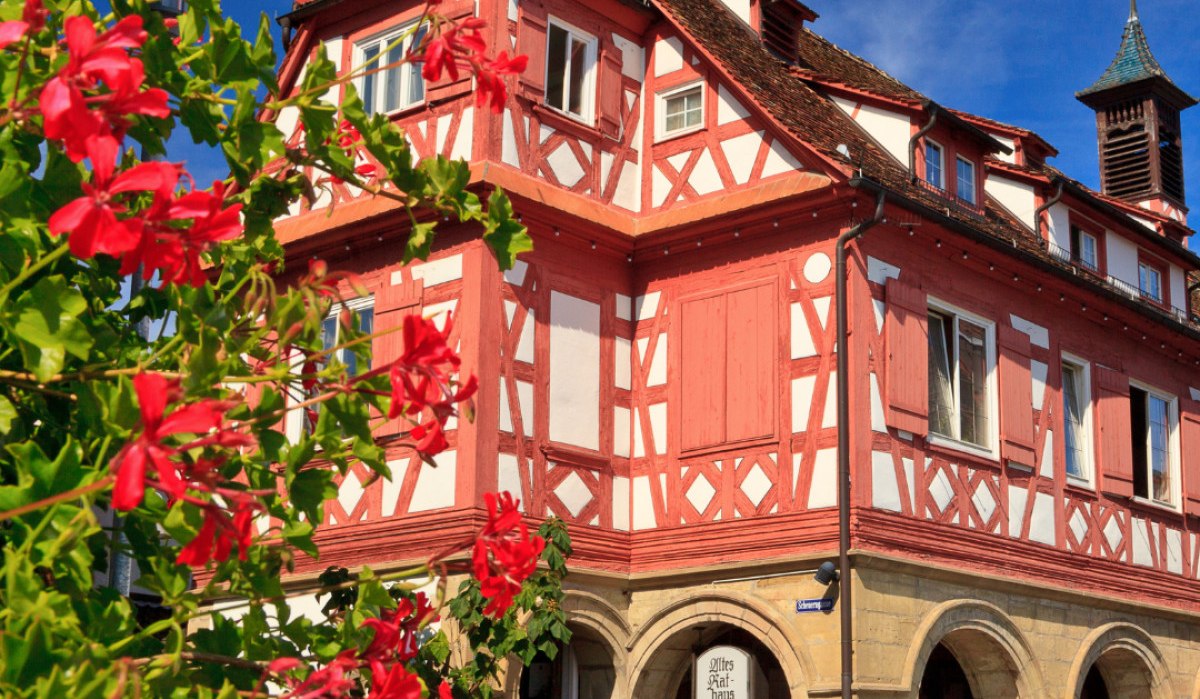 Mit seiner Renaissance-Laube und dem barocken Fachwerkaufbau prägt das Alte Rathaus den Marktplatz Waiblingens. Das 1597 neu errichtete Gebäude war einst Sitz des Rates, später Schule und heute ein eindrucksvolles Zeugnis städtischer Geschichte und Baukunst.