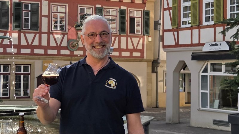 Biersommelier Armin Schmidt vor historischer Kulisse, © Stadtmarketing Leonberg Biersommelier Armin Schmidt vor historischer Kulisse, © Stadtmarketing Leonberg