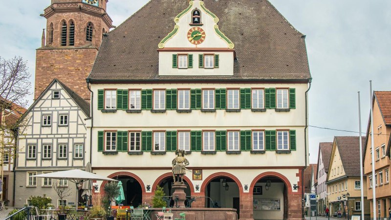 Historischer Marktplatz in Weil der Stadt mit Fachwerkh&auml;usern und einem zentralen Geb&auml;ude mit Uhr und Statue., &copy; Stuttgart-Marketing GmbH, Sarah Schmid