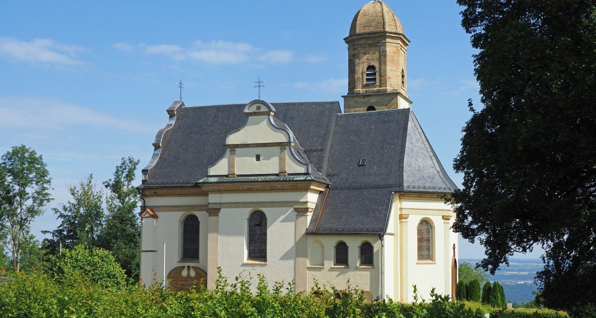 Barockkirche St. Maria Rechberg mit markantem Turm, umgeben von B&auml;umen und Str&auml;uchern, unter blauem Himmel., &copy; Foto Walter Laible