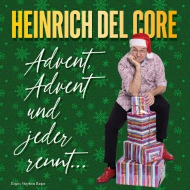 Ein Mann mit Weihnachtsmütze lehnt auf einem Stapel Geschenke vor grünem Hintergrund mit Schneeflocken. Text: Heinrich Del Core – Advent, Advent und jeder rennt., © Touristik Bad Wildbad GmbH