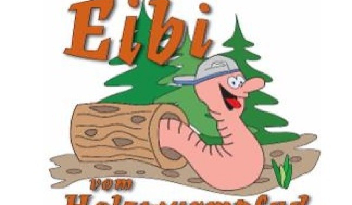 Ein fröhlicher Wurm mit Kappe schaut aus einem Baumstamm hervor, umgeben von grünen Bäumen. Text: Eibi vom Holzwurmpfad., © Nördlicher Schwarzwald