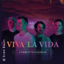 Vier Männer stehen vor einem bunten, abstrakten Hintergrund. Text: 'Viva La Vida - A Tribute to Coldplay'. Foto von Sven Baum., © links im Bild