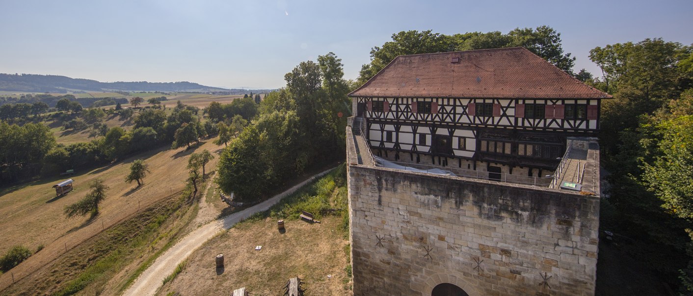 Das Wäscherschloss in ländlicher Umgebung, umgeben von Bäumen und Feldern, bei sonnigem Wetter aus der Luft aufgenommen., © SMG, Achim Mende Das Wäscherschloss in ländlicher Umgebung, umgeben von Bäumen und Feldern, bei sonnigem Wetter aus der Luft aufgenommen., © SMG, Achim Mende