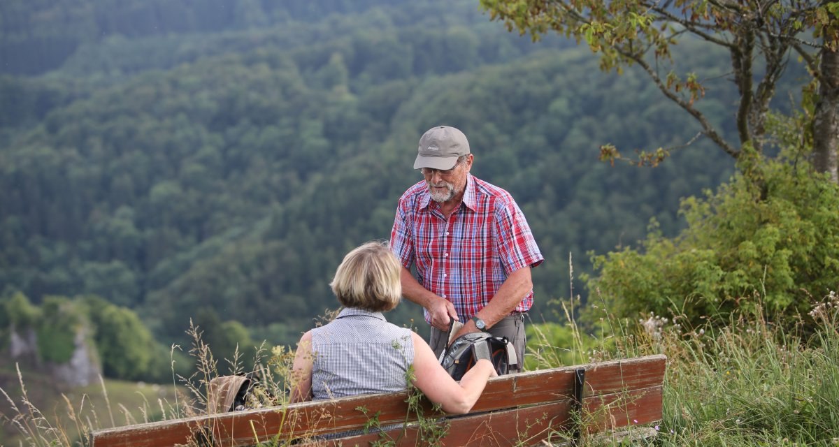 Wanderer genießen die Aussicht auf dem Hartberg, © Bad Urach Tourismus Wanderer genießen die Aussicht auf dem Hartberg, © Bad Urach Tourismus