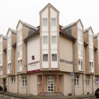 Außenansicht eines Hotels mit markanter Architektur, vielen Fenstern und einem Restaurant. Autos parken entlang der Straße., © Hotel Gerberhof Außenansicht eines Hotels mit markanter Architektur, vielen Fenstern und einem Restaurant. Autos parken entlang der Straße., © Hotel Gerberhof