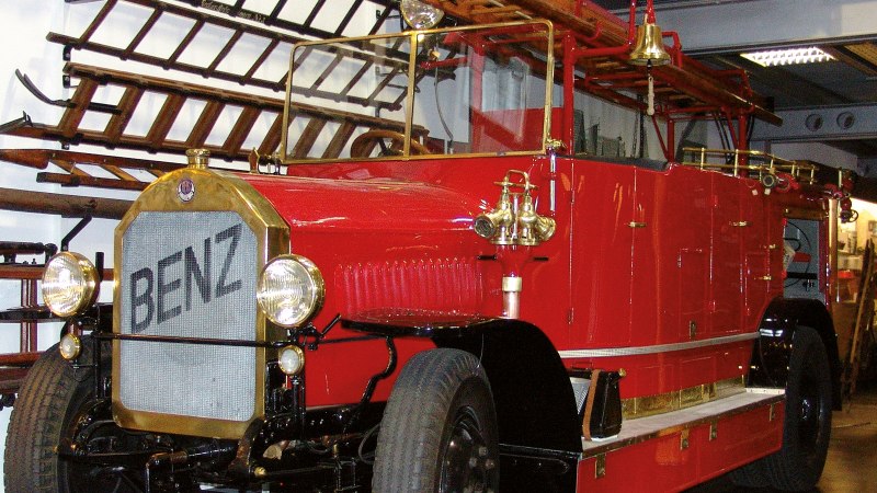 Ein rotes, historisches Feuerwehrfahrzeug mit der Aufschrift 'Benz' im Feuerwehrmuseum Winnenden, umgeben von Leitern und Ausstellungsst&uuml;cken., &copy; Stuttgart-Marketing GmbH