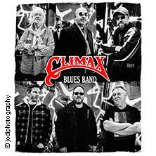 Die Climax Blues Band posiert in Schwarz-Wei&szlig; vor einer Graffiti-Wand. Sechs Mitglieder stehen in zwei Reihen, das Bandlogo ist prominent platziert., &copy; links im Bild