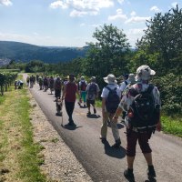 Pilger auf dem Weg ins Remstal mit Blick auf den Schurwald, © Ev. Kirchenbezirk Schorndorf