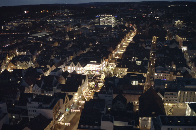 Göppingen bei Nacht: Luftaufnahme der Stadt mit beleuchteten Straßen und Gebäuden, die eine festliche Atmosphäre schaffen., © Stadt Göppingen Göppingen bei Nacht: Luftaufnahme der Stadt mit beleuchteten Straßen und Gebäuden, die eine festliche Atmosphäre schaffen., © Stadt Göppingen