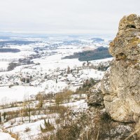 Ein winterlicher Ausblick von einem Felsen auf eine schneebedeckte Landschaft mit Feldern und Wäldern im Hintergrund., © Stuttgart-Marketing GmbH, Sarah Schmid Ein winterlicher Ausblick von einem Felsen auf eine schneebedeckte Landschaft mit Feldern und Wäldern im Hintergrund., © Stuttgart-Marketing GmbH, Sarah Schmid