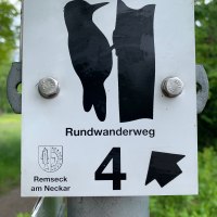 Schild mit Specht-Symbol f&uuml;r Rundwanderweg 4 in Remseck am Neckar, befestigt an einem Pfosten.