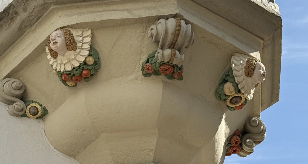 Detailaufnahme von Neidköpfen an einem Fachwerkgebäude. Die kunstvoll gestalteten Köpfe sind bunt bemalt und zeigen verschiedene Gesichtsausdrücke. Detailaufnahme von Neidköpfen an einem Fachwerkgebäude. Die kunstvoll gestalteten Köpfe sind bunt bemalt und zeigen verschiedene Gesichtsausdrücke.