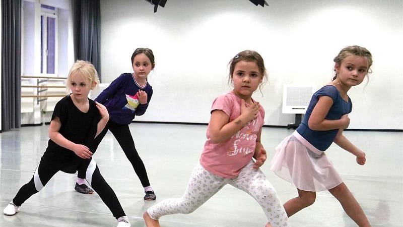 Vier Kinder im Tanzstudio üben eine Choreografie. Sie tragen bequeme Kleidung und sind in einer dynamischen Pose eingefroren., © Kunstschule Labyrinth