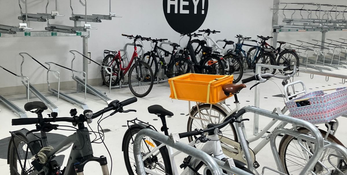 Fahrradparkhaus mit abgestellten Fahrr&auml;dern und einem "HEY!"-Schild an der Wand., &copy; Stadt Esslingen am Neckar