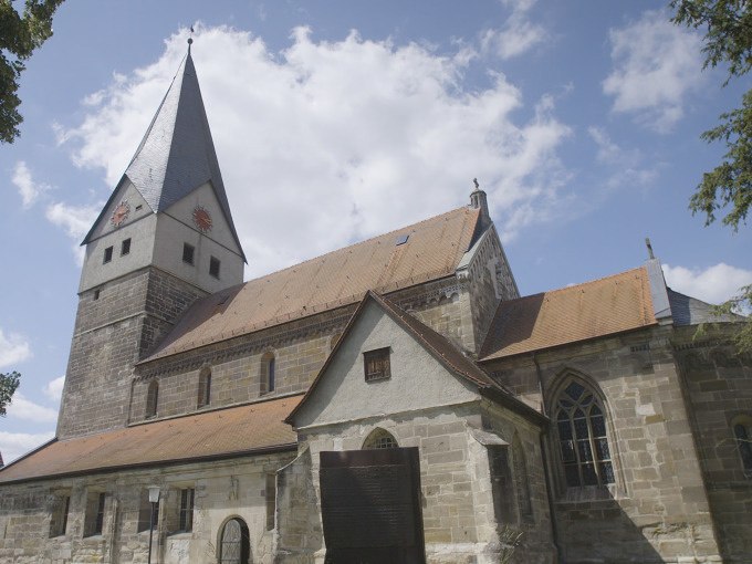 Historische Kirche mit spitzem Turm und roten Ziegeld&auml;chern. Der Himmel ist blau mit einigen Wolken., &copy; Stadt G&ouml;ppingen
