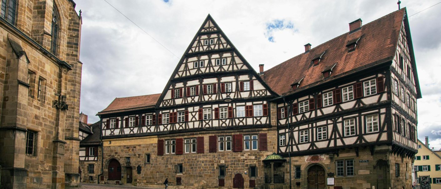 Historisches Fachwerkhaus in Esslingen mit markanter Architektur und roten Fensterläden. Links ein massives Steingebäude., © Stuttgart-Marketing GmbH, Sarah Schmid Historisches Fachwerkhaus in Esslingen mit markanter Architektur und roten Fensterläden. Links ein massives Steingebäude., © Stuttgart-Marketing GmbH, Sarah Schmid