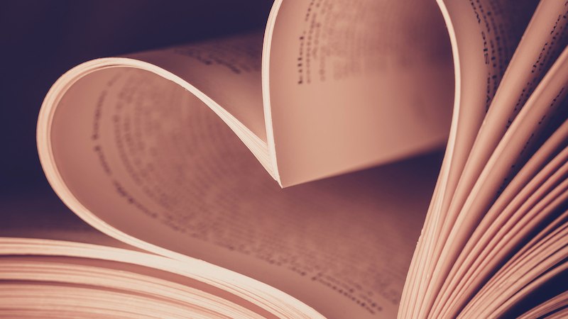 Ein Buch mit einer Seite in Herzform gefaltet, darunter das Osiander-Logo auf rotem Hintergrund., © Osiander Vertriebsgesellschaft mbH & Co. KG