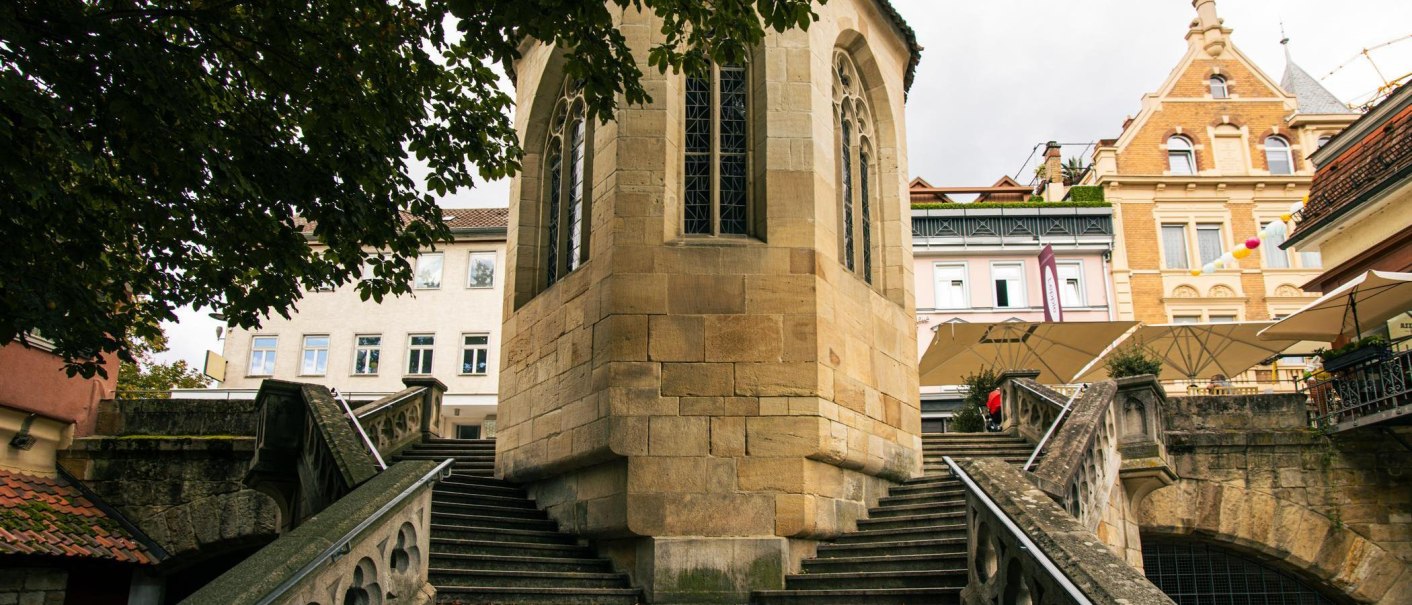 Historische Br&uuml;cke in Esslingen mit steinernen Treppen und umgebenden Geb&auml;uden. Ein Baum ragt ins Bild, w&auml;hrend bunte Lampions die Szene beleben., &copy; Stuttgart-Marketing GmbH, Sarah Schmid