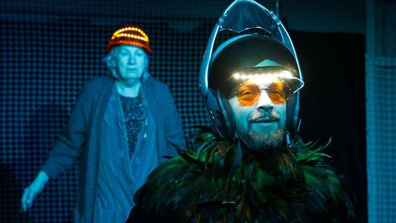 Zwei Personen in einem Theaterstück. Eine Person trägt einen Helm mit Licht und Sonnenbrille, die andere im Hintergrund einen leuchtenden Hut., © Stadtverwaltung Vaihingen an der Enz Zwei Personen in einem Theaterstück. Eine Person trägt einen Helm mit Licht und Sonnenbrille, die andere im Hintergrund einen leuchtenden Hut., © Stadtverwaltung Vaihingen an der Enz