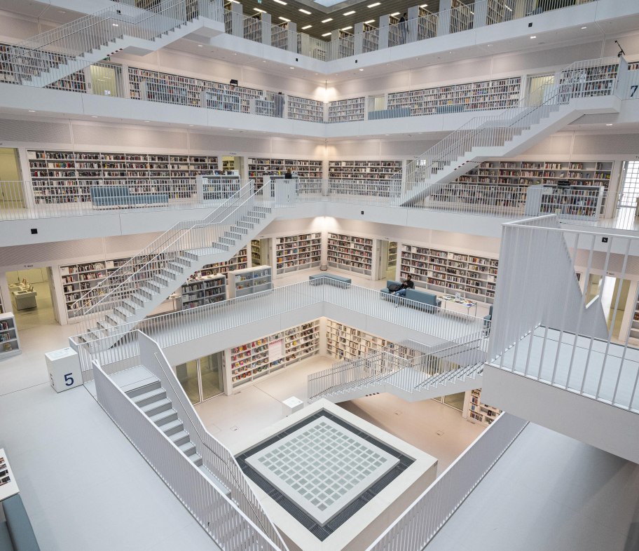 Moderne Bibliothek mit mehreren Etagen, weißen Wänden und zahlreichen Bücherregalen. Offenes Design mit Treppen und Sitzbereichen., © SMG, Sarah Schmid Moderne Bibliothek mit mehreren Etagen, weißen Wänden und zahlreichen Bücherregalen. Offenes Design mit Treppen und Sitzbereichen., © SMG, Sarah Schmid