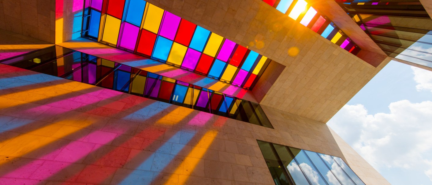 Bunte Glasfenster im Museum Ritter Waldenbuch werfen farbige Schatten auf den Boden., © Stuttgart-Marketing GmbH, Achim Mende Bunte Glasfenster im Museum Ritter Waldenbuch werfen farbige Schatten auf den Boden., © Stuttgart-Marketing GmbH, Achim Mende