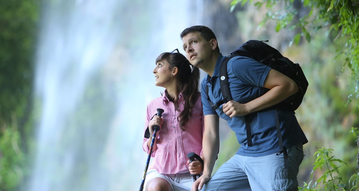Wanderer bestaunen den Uracher Wasserfall, © Bad Urach Tourismus Wanderer bestaunen den Uracher Wasserfall, © Bad Urach Tourismus
