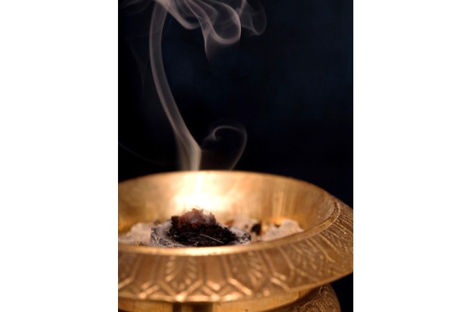 Ein goldener Räuchergefäß mit glühender Kohle und aufsteigendem Rauch vor dunklem Hintergrund., © Esslinger Stadtmarketing &amp; Tourismus GmbH