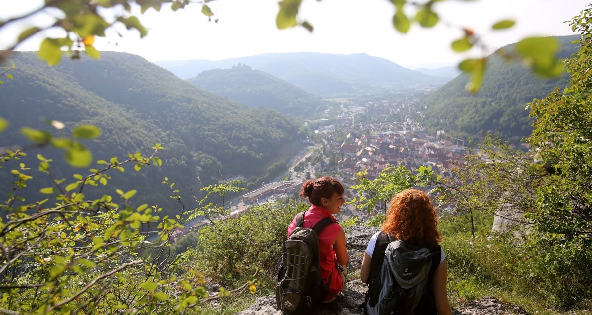 Zwei Frauen blicken vom Kunstmühlefels ins Tal, © Bad Urach Tourismus Zwei Frauen blicken vom Kunstmühlefels ins Tal, © Bad Urach Tourismus