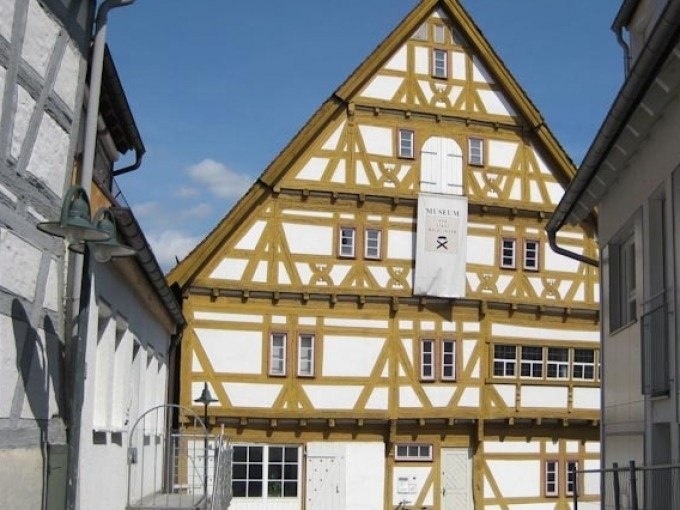 Fachwerkhaus in Waiblingen mit Barockelementen, weiß und gelb gestrichen. Ein Schild weist auf ein Museum hin. Blauer Himmel im Hintergrund., © WTM GmbH Waiblingen Fachwerkhaus in Waiblingen mit Barockelementen, weiß und gelb gestrichen. Ein Schild weist auf ein Museum hin. Blauer Himmel im Hintergrund., © WTM GmbH Waiblingen