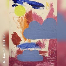 Ein farbenfrohes Kinderbild mit blauen Wolken, einer gelben Sonne und abstrakten Pinselstrichen in Rot, Blau und Gelb., &copy; links im Bild