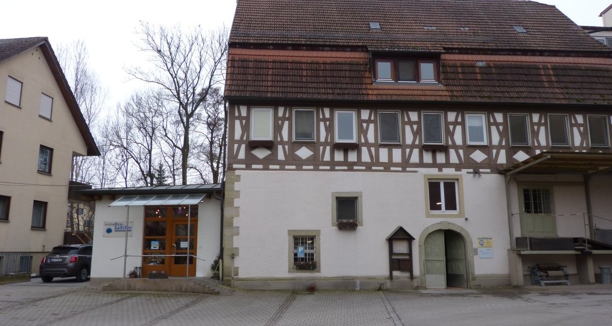 Ein Fachwerkgeb&auml;ude mit einem modernen Eingang und einem kleinen Parkplatz davor. Im Hintergrund sind kahle B&auml;ume zu sehen., &copy; Land der 1000 H&uuml;gel - Kraichgau-Stromberg