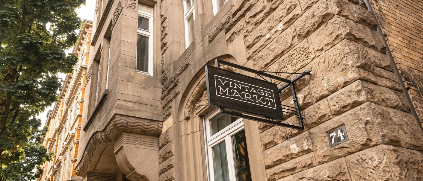 Altes Gebäude mit einem Schild 'Vintage Markt' an der Fassade. Die Hausnummer 74 ist sichtbar., © SMG, Sarah Schmid