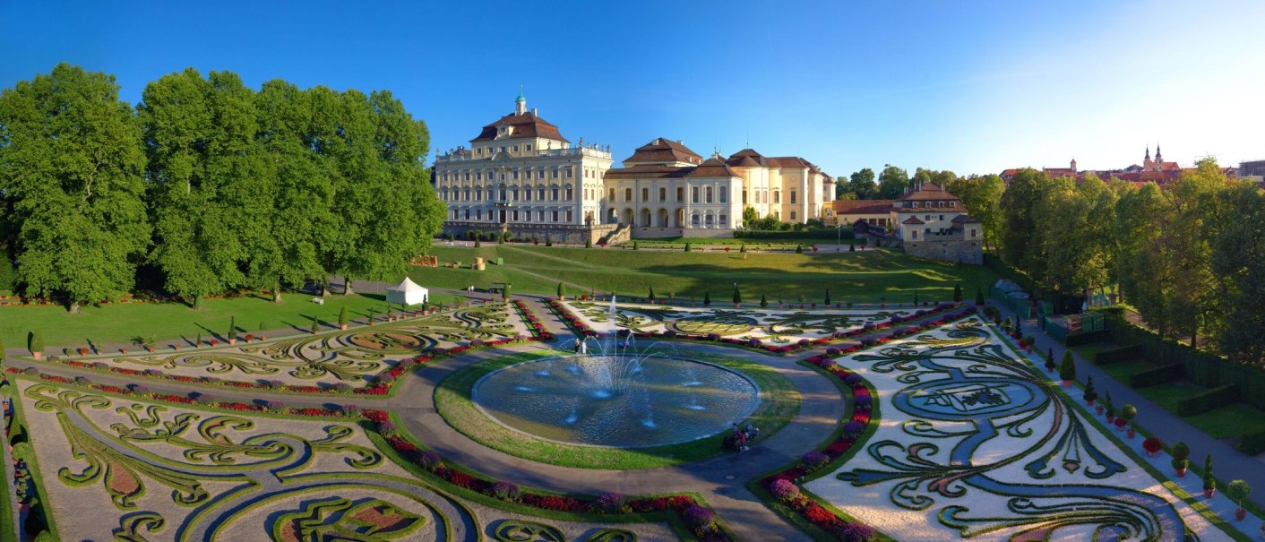 Das Residenzschloss Ludwigsburg mit prächtigen Gärten und einem zentralen Springbrunnen bei klarem Himmel., © Tourismus & Events Ludwigsburg