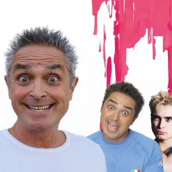 Ein Mann mit grauen Haaren l&auml;chelt in die Kamera. Im Hintergrund sind zwei weitere M&auml;nner vor einem pinken Hintergrund zu sehen., &copy; Mauerwerk GmbH